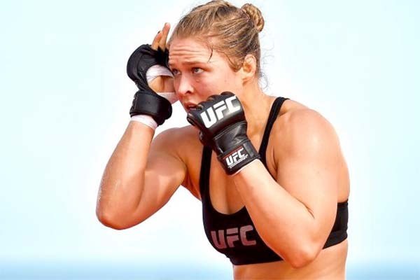 Rousey borrokalaria Swayzeren ordez Rousey borrokalaria Swayzeren ordez