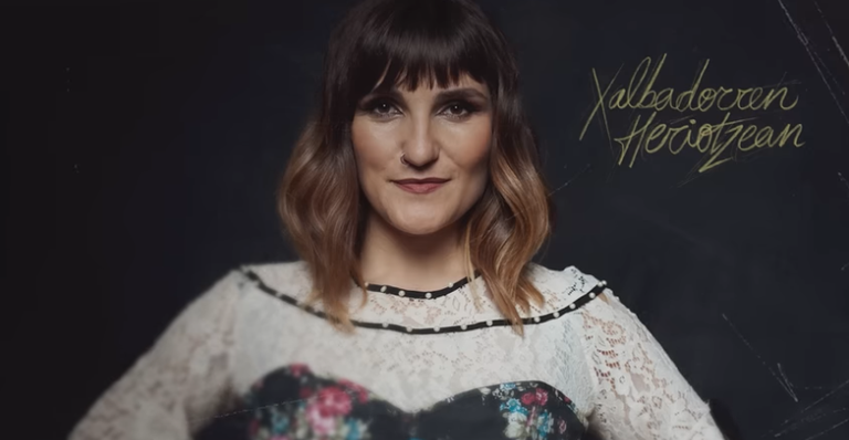 Rozalen "Xalbadorren heriotzean" abesten