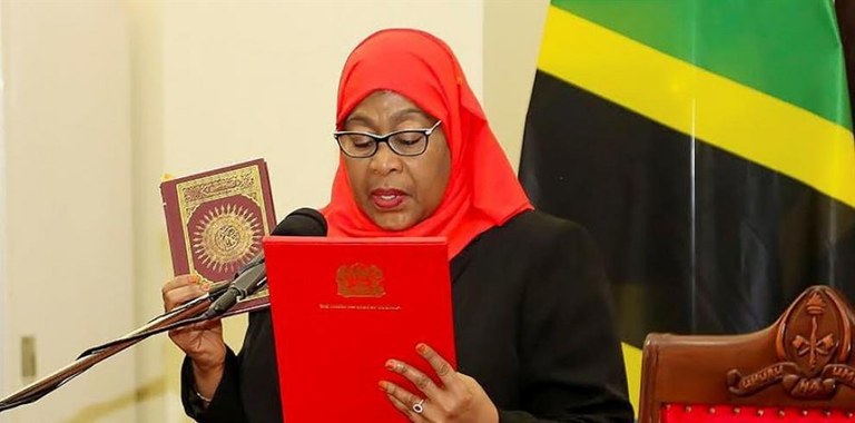 Samia Suluhu Hassan-ek historia egin du Tanzaniako lehengo emakumezko presidentean bilakatuz Samia Suluhu Hassan-ek historia egin du Tanzaniako lehengo emakumezko presidentean bilakatuz