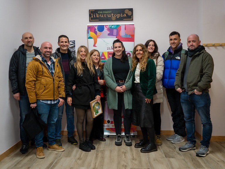 Sara Altunak, Philip Barendrechtek eta Esteban Martinek irabazi dute AEK-Korrikak antolatutako 'Paperezko bizitzak' ipuin lehiaketa Sara Altunak, Philip Barendrechtek eta Esteban Martinek irabazi dute AEK-Korrikak antolatutako 'Paperezko bizitzak' ipuin lehiaketa