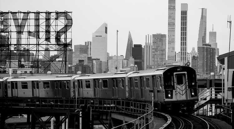 Sare sozialetako erronka biralek dituzten arriskuak: "metro surfing"-a egiteagatik hil diren gazteak