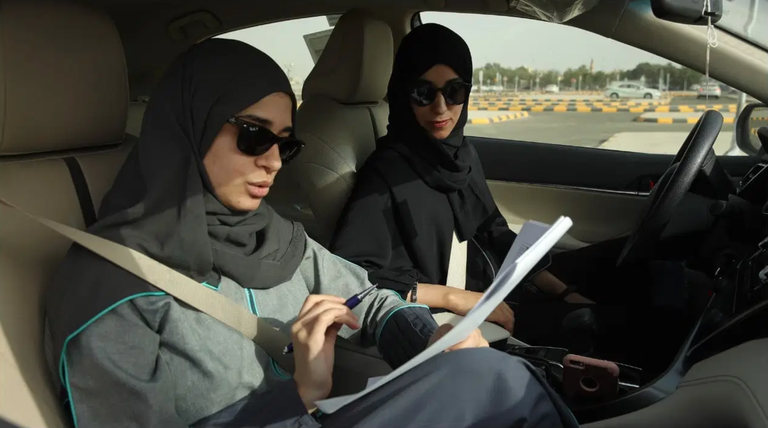 Saudi Arabiako emakumeek gizonezkoen baimenen beharrik gabe bakarrik bidaiatu ahalko dute Saudi Arabiako emakumeek gizonezkoen baimenen beharrik gabe bakarrik bidaiatu ahalko dute