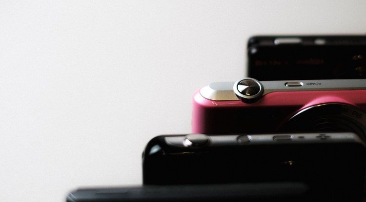 Smartphonen garaian, kamera digitalak bueltan dira