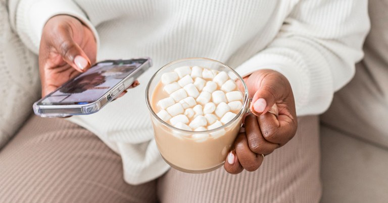 "Soft Life" deitutako TikTokeko joerak emakume indartsuaren mitoarekin hausteko gonbita egiten du