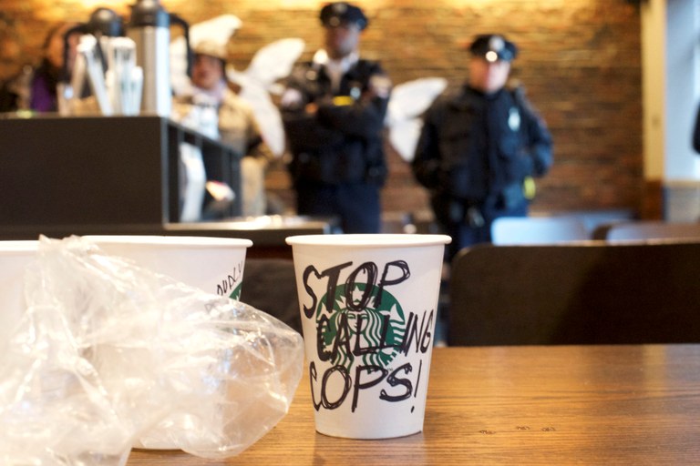 Starbucks, arrazismoaren aurrean itxita Starbucks, arrazismoaren aurrean itxita