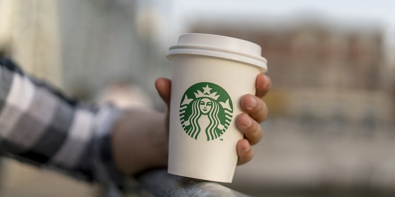 Starbucks-ek bere produktuetan esnea erabiltzeari utziko dio Starbucks-ek bere produktuetan esnea erabiltzeari utziko dio