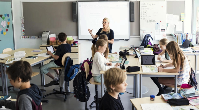 Suediar eskoletan pantailen erabilera ezabatu nahi dute, testu liburuetara itzuliz