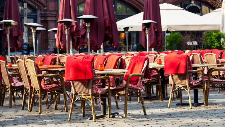 Terrazetako berogailuak debekatuko dituzte Frantzian Terrazetako berogailuak debekatuko dituzte Frantzian