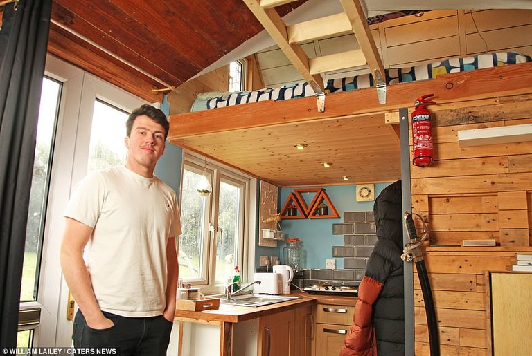 thomas etxe barruan.jpg