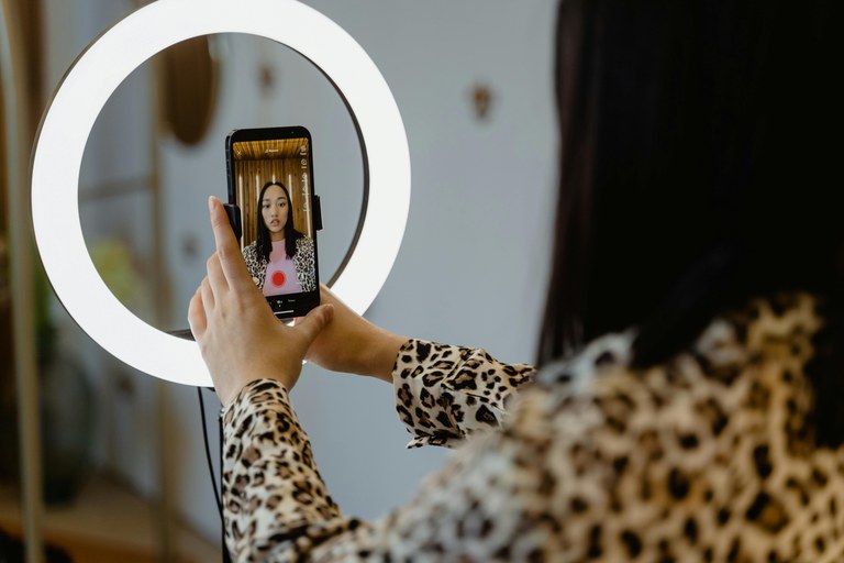 TikTok-ek zure aurpegian aldaketak egiten al ditu zauden tokiko kanon estetikoaren arabera? TikTok-ek zure aurpegian aldaketak egiten al ditu zauden tokiko kanon estetikoaren arabera?
