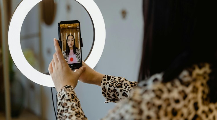 TikTok-ek zure aurpegian aldaketak egiten al ditu zauden tokiko kanon estetikoaren arabera? TikTok-ek zure aurpegian aldaketak egiten al ditu zauden tokiko kanon estetikoaren arabera?