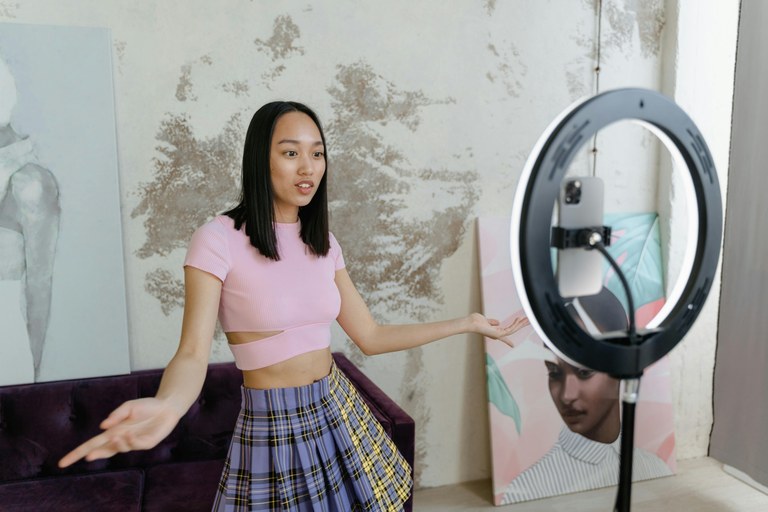 TikTok-eko hainbat emakume zenbait gizonezkoren iruzkin desegokiengatik kexatu dira TikTok-eko hainbat emakume zenbait gizonezkoren iruzkin desegokiengatik kexatu dira