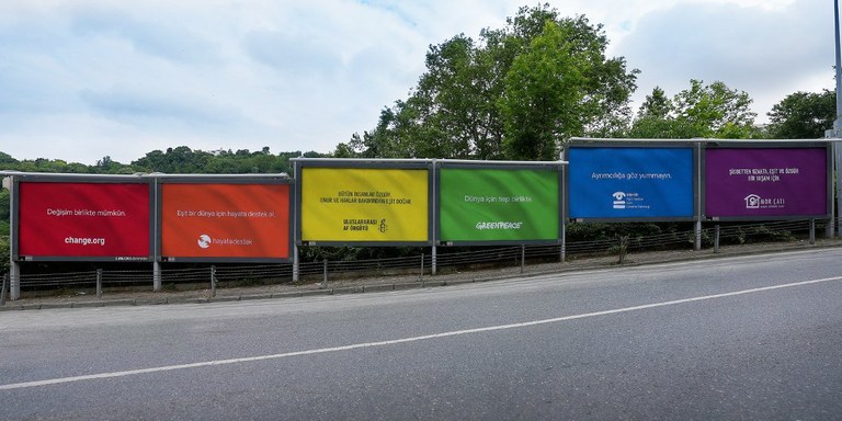Turkian ostadarraren bandera erakusteko sei erakunde elkartu dira sei iragarki hesiren bitartez Turkian ostadarraren bandera erakusteko sei erakunde elkartu dira sei iragarki hesiren bitartez