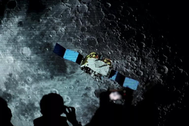 Txinak Ilargian ur erreserba berriak aurkitu ditu