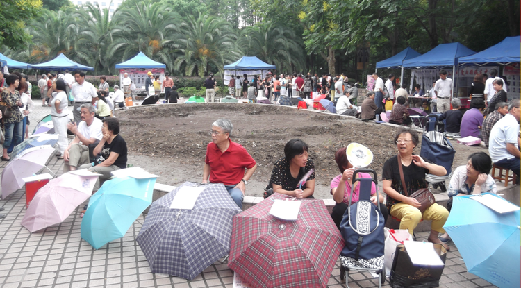 Txinako gurasoek seme-alabentzako bikotekidea topatzeko duten modu bitxia
