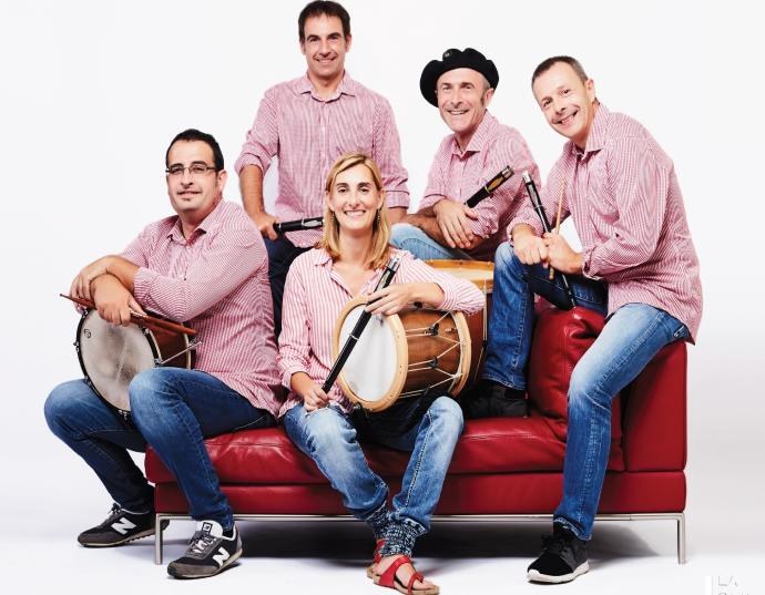 Txistua, ilustrazioak eta poemak batzen dituen ikuskizuna gaur Bilbon