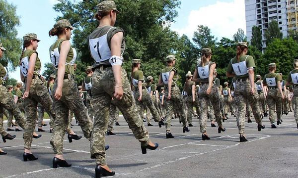 Ukraniak bere emakumezko soldaduak takoietan desfilatzea nahi du Ukraniak bere emakumezko soldaduak takoietan desfilatzea nahi du