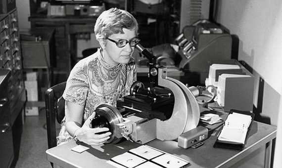 Vera Rubin-ek materia ilunera argia ekarri zuen Vera Rubin-ek materia ilunera argia ekarri zuen