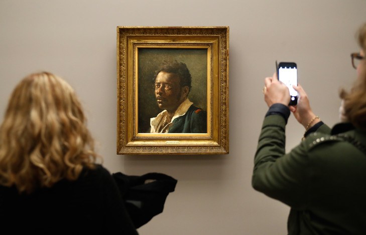 visiteurs-devant-peinture-Etude-dhomme-modele-Joseph-Theodore-Gericault-19e-siecle_0_729_469.jpg