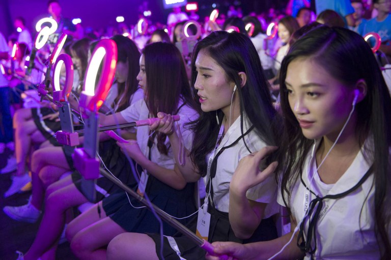 Wang hong, youtuber asiarren eroaldia Wang hong, youtuber asiarren eroaldia