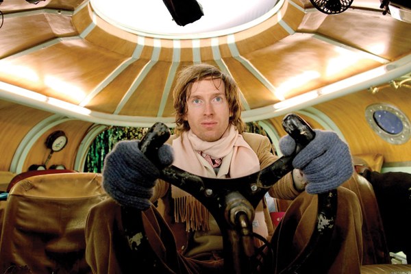 Wes Anderson izarrei begira Wes Anderson izarrei begira