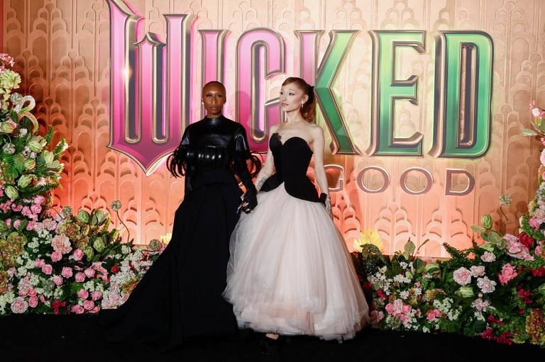 'Wicked 2' pelikularen estreinaldiaren harira, Ariana Grande eta Cynthia Erivo aktoreen harremanaren inguruan sortutako eztabaida