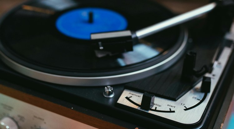 Z belaunaldiak biniloaren aldeko apustua egin du