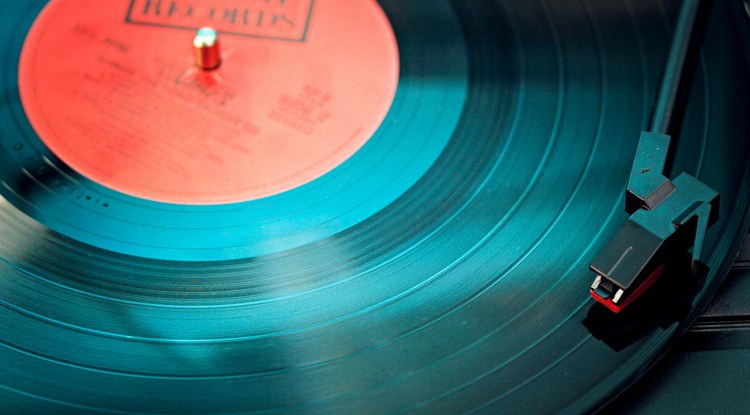 Z belaunaldiak biniloaren aldeko apustua egin du