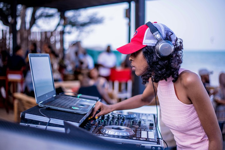 Z belaunaldiaren joera berria: eguneko festak, musika elektronikoa eta komunikazioa Z belaunaldiaren joera berria: eguneko festak, musika elektronikoa eta komunikazioa