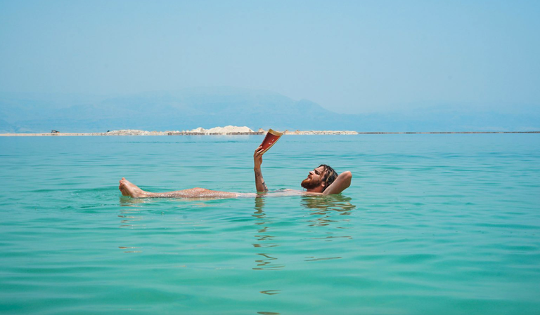 Zergatik sentiarazten gaitu horren ondo itsasoak?