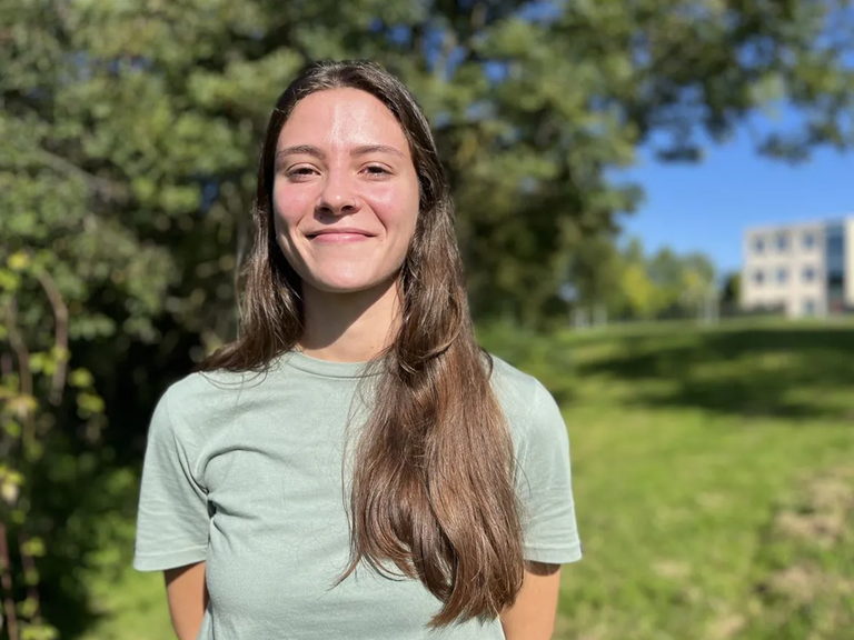 [ZIRT-ZART] AINHOA ETXENIKE: “Jaten nuen guztia nire edarian bustitzen nuen haurra nintzenean”