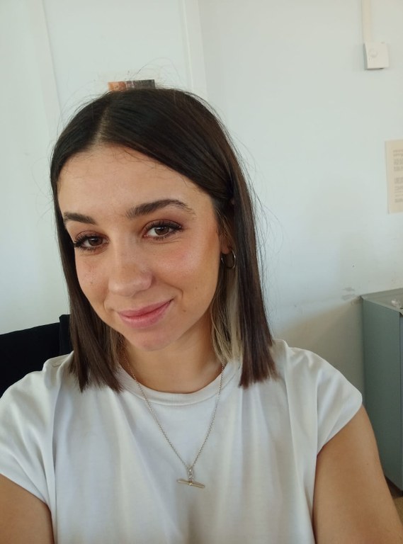 [ZIRT-ZART] ANDREA ARAMBURU: "Norekin egon nahiko nukeen igogailu batean irten ezinik? Txiribitonekin!”