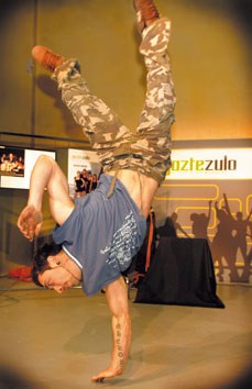 Zuloetan dantzari Zuloetan dantzari