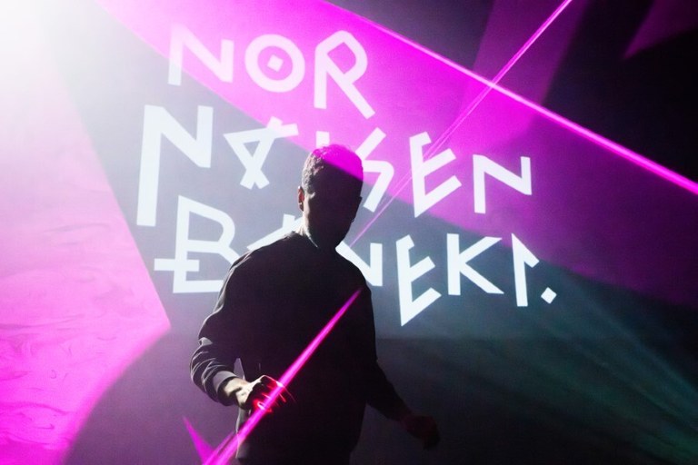 'Nor naizen baneki' antzezlana ikustera joateko sarrerak ditugu! 'Nor naizen baneki' antzezlana ikustera joateko sarrerak ditugu!