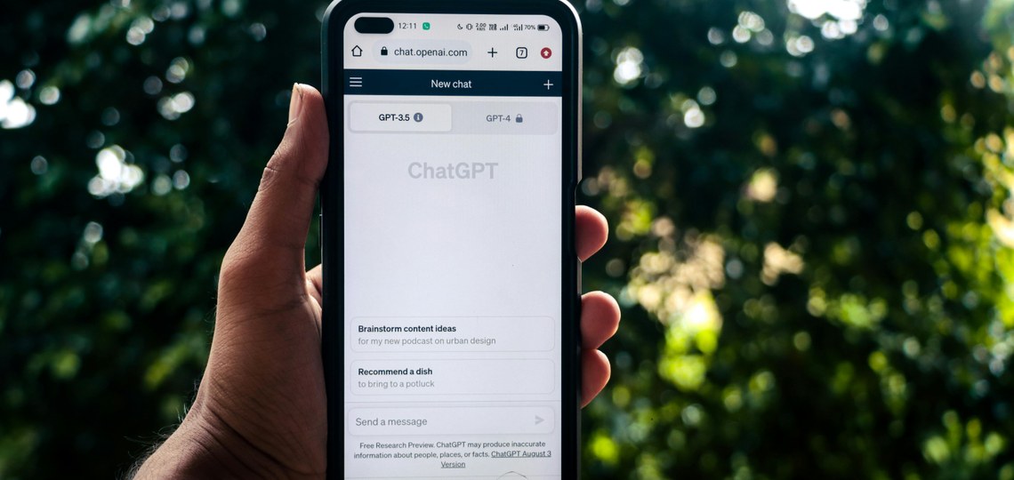 Chat GPT-k erabiltzaileak izendatutako pertsonari abisatuko dio arriskuren bat dagoela igarriz gero