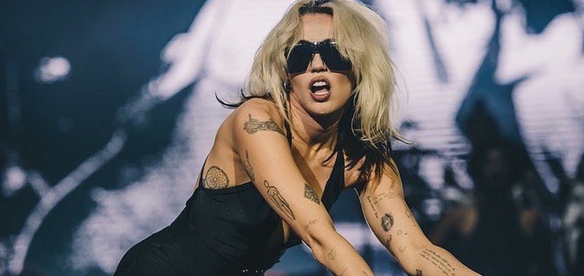 Miley Cyrusen Barbie panpina: rock estetika eta mikrofonoa eskuan