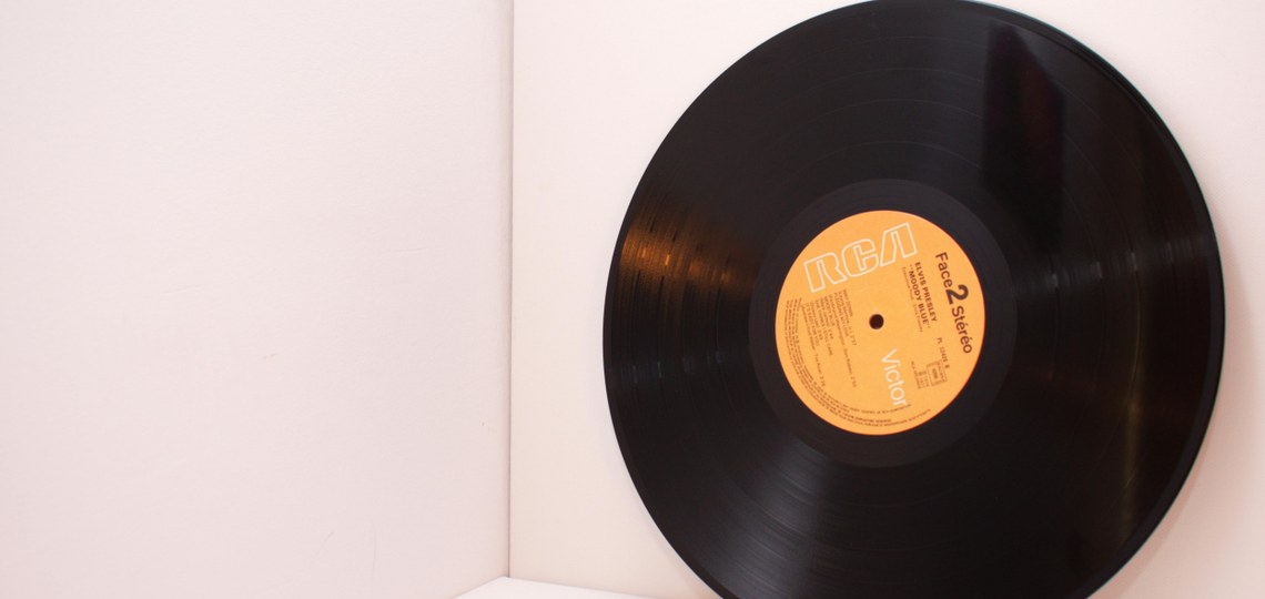 Z belaunaldiak biniloaren aldeko apustua egin du