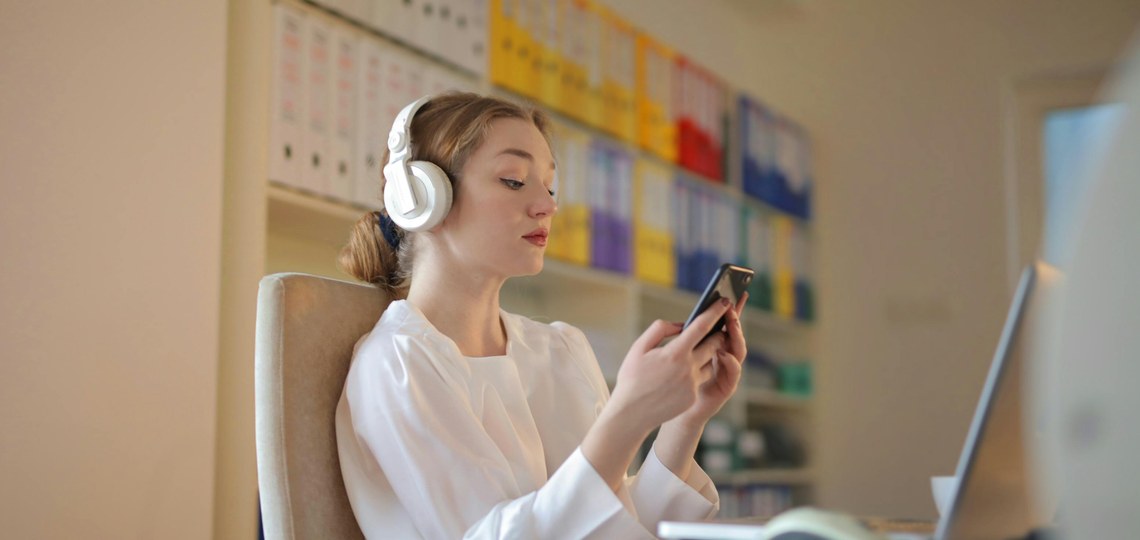 Hamasei urtetik beherakoei legez sare sozialetan sartzea debekatzeko joera zabaltzen ari da