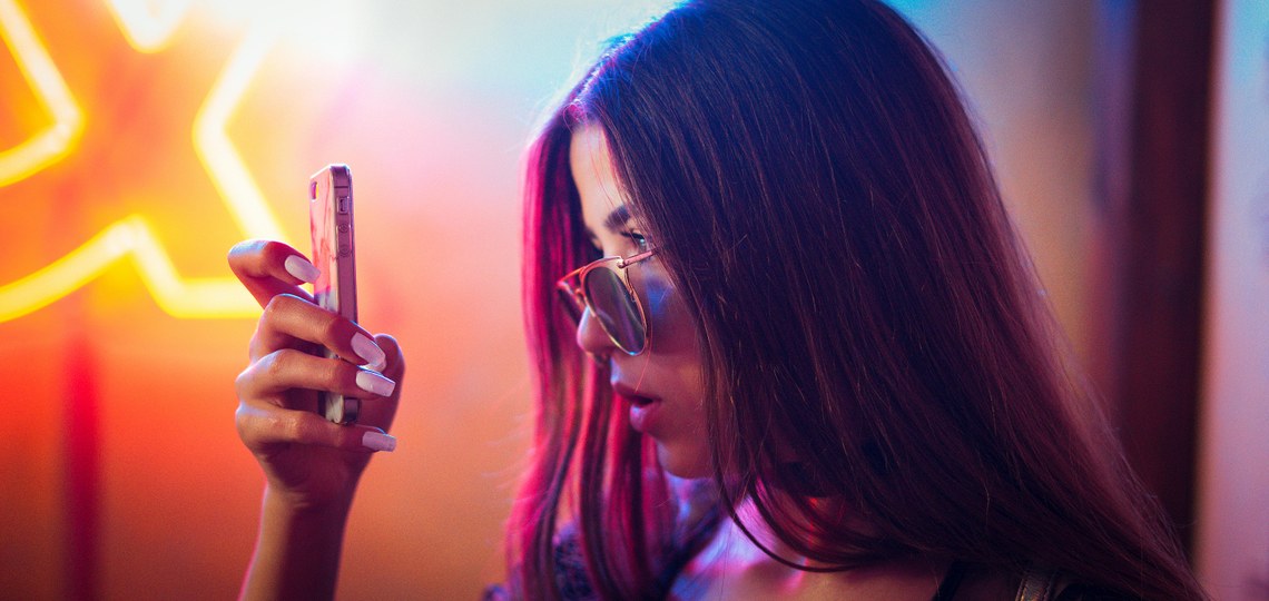 Sare sozialak astebetez gutxiago erabiltzeak osasun mentalean duen eragina aztertu dute