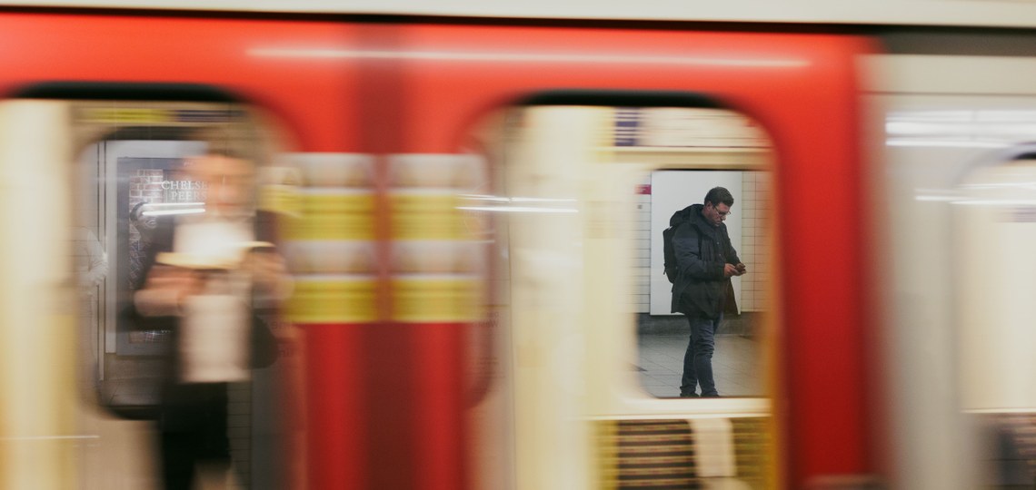 Emakumeenganako sexu-jazarpena ikertzeko Londresko metroan ibili den kazetaria: "Izugarria da"