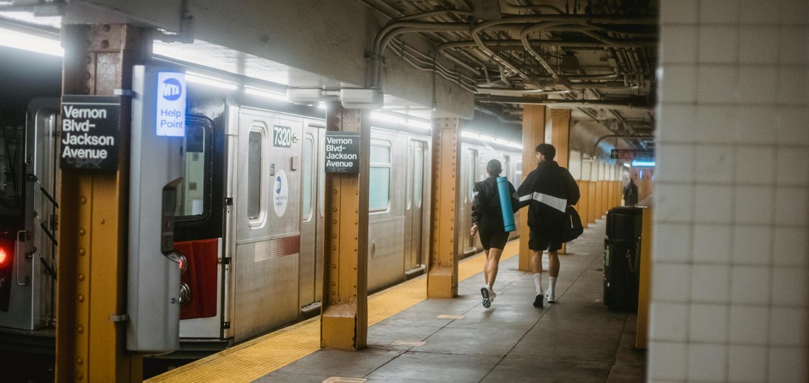 Sare sozialetako erronka biralek dituzten arriskuak: "metro surfing"-a egiteagatik hil diren gazteak