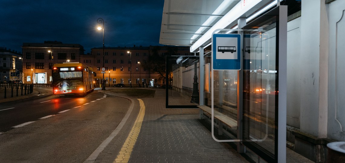 A ALA B: AUTOBUS GELTOKIA PASATZEAN